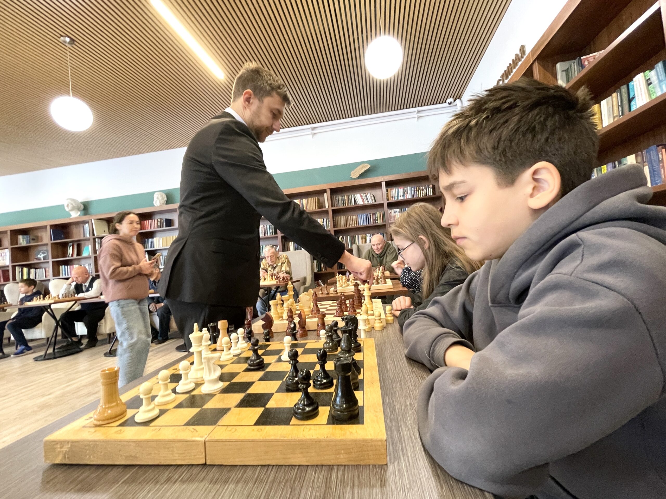 Московская ассоциация ветеранов СВО провела шахматный турнир «Мост поколений» в Марьиной Роще фото