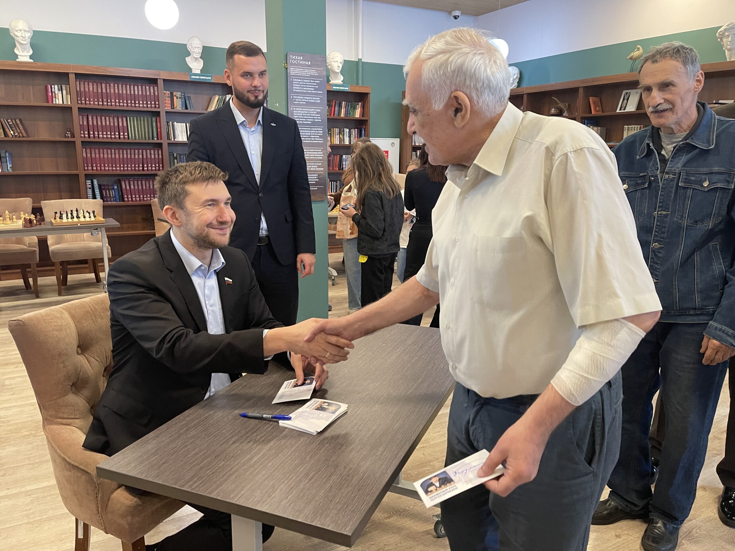 Московская ассоциация ветеранов СВО провела шахматный турнир «Мост поколений» в Марьиной Роще фото