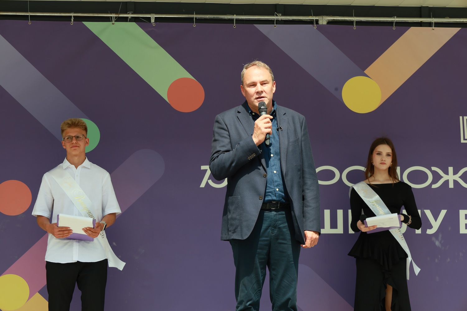 Вице-спикер Государственной думы Пётр Толстой поздравил выпускников ЮВАО с последним звонком  фото