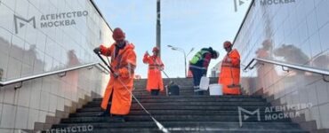 Более 700 подземных и надземных пешеходных переходов промыли после зимы в Москве