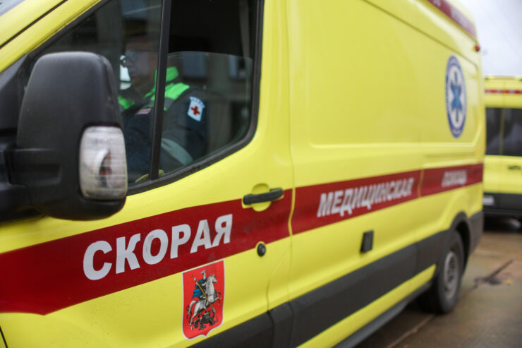 Два человека пострадали после выезда автомобиля на тротуар рядом с остановкой в Москве