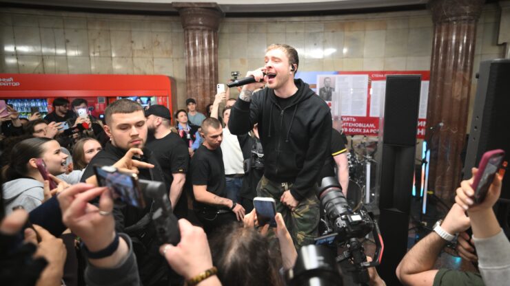 Егора Крида заметили поющим на станции метро «Курская» в Москве