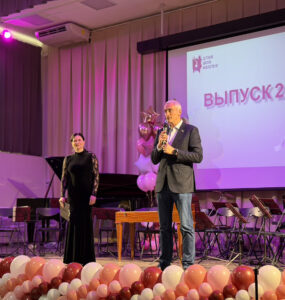 Евгений Нифантьев вручил дипломы выпускникам школы искусств в Братеево