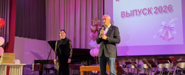 Евгений Нифантьев вручил дипломы выпускникам школы искусств в Братеево