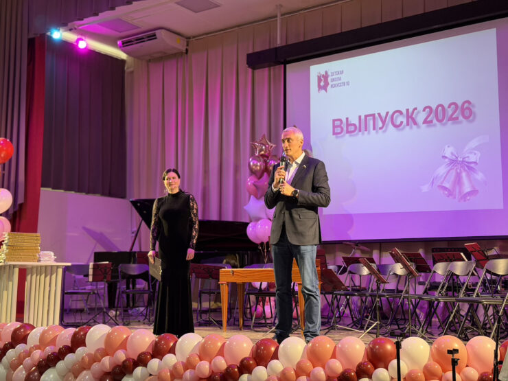 Евгений Нифантьев вручил дипломы выпускникам школы искусств в Братеево