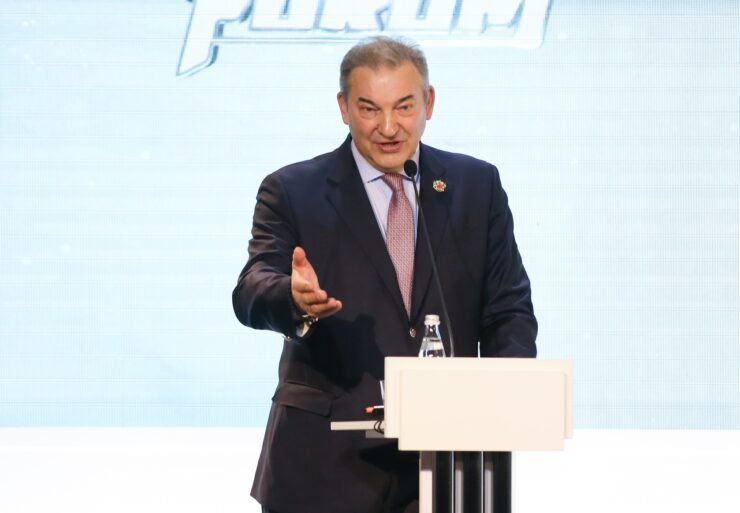 Депутат Государственной думы РФ Владислав Третьяк приветствовал участников «Фестиваля болельщиков» в Преображенском  фото