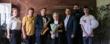 Герой России Роман Романенко поздравил ветерана Северного Бутово с Днем Победы  фото