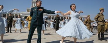 Участник СВО Эльдар Шарипов присоединился к акции «Вальс Победы» в Москве  фото