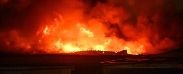 МЧС: Пожар рядом с Измайловским кремлем потушили на площади 3 тысячи кв. метров