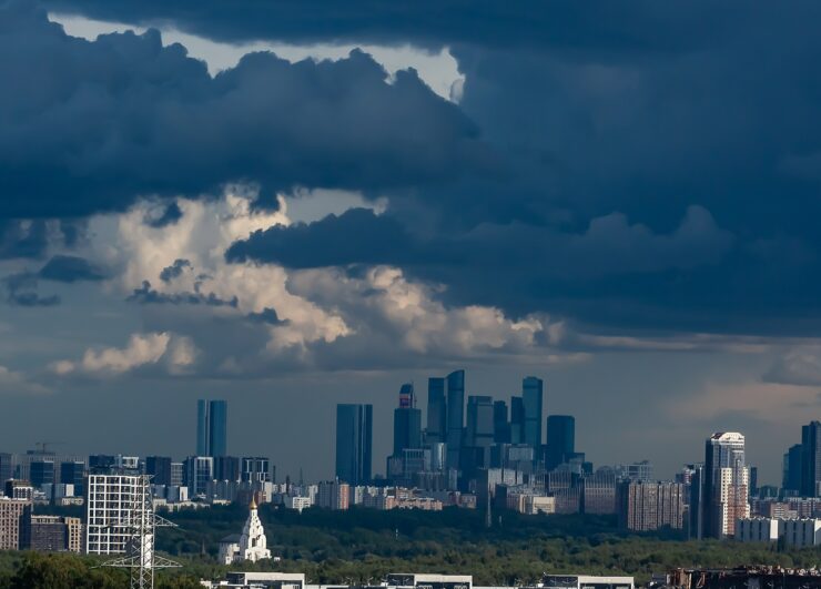 МЧС: В Москве гроза, дождь и ветер продлятся до конца суток