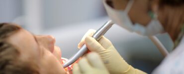 Mash: Москвич потерял 500 тыс. руб. и набрал 20 кг из-за неправильных виниров