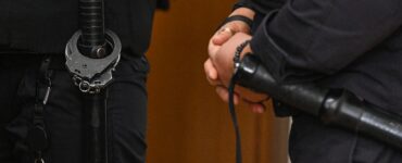 Московского блогера арестовали на 15 суток за заезд на диване по Патриаршим прудам