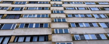 На юге Москвы шестилетний ребенок выпал из окна пятого этажа и выжил
