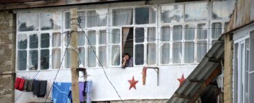 Пенсионерка в Москве вылезла из окна, чтобы разбить веранду на чужом балконе