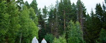 Полезен ли утренний бег босиком по земле и росе?