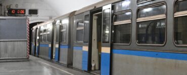 Пьяный мужчина проехался на хвосте поезда в метро Москвы