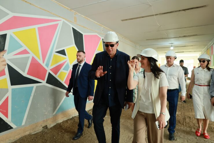 Депутат Госдумы Петр Толстой оценил ход капремонта школы в районе Капотня  фото
