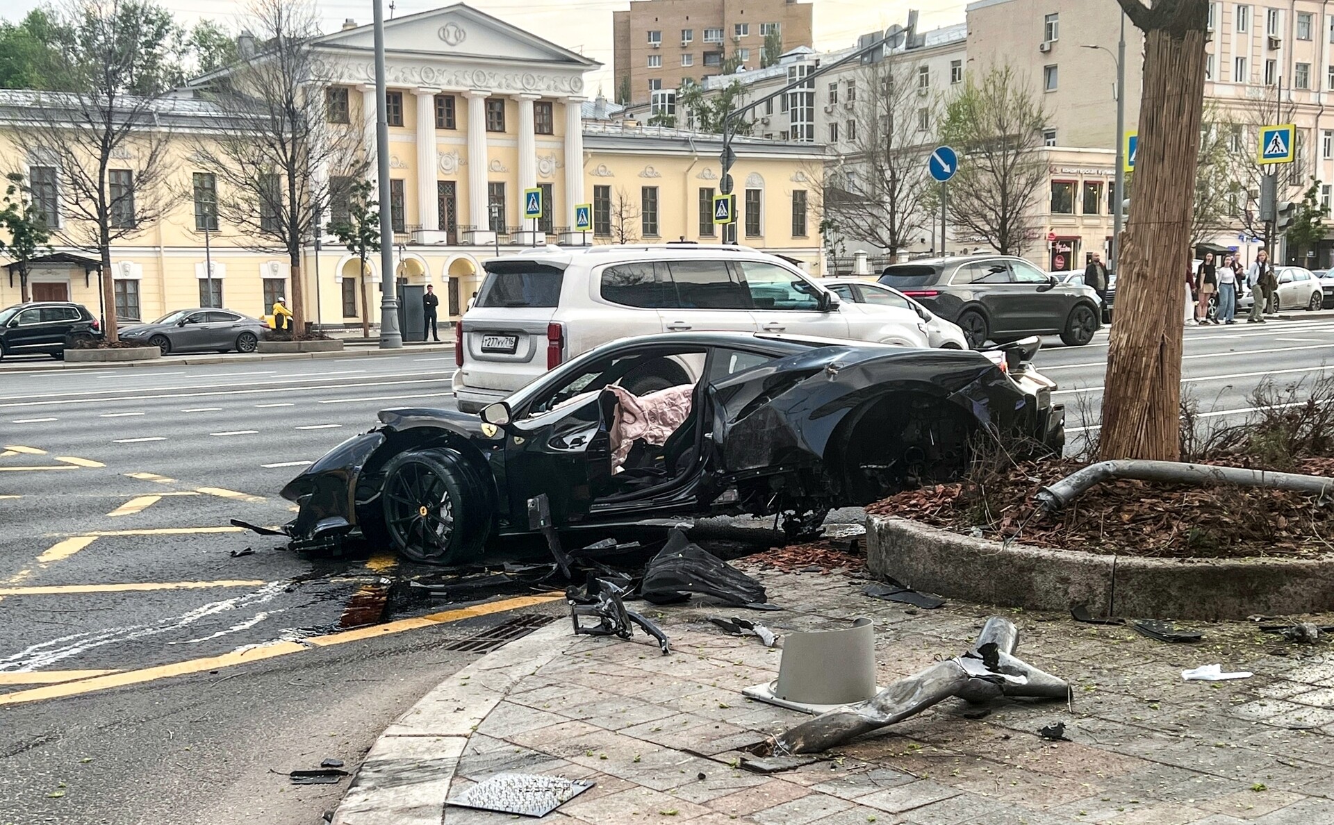 Рэпер Navai на месте аварии