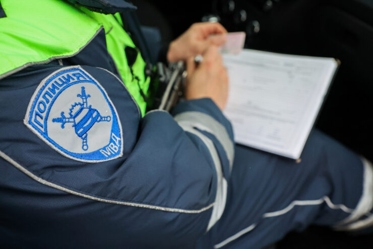 Shot: Парень на BMW вылетел на тротуар и сбил студентов у здания МИРЭА в Москве