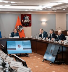 Советник ректора НИУ ВШЭ Олег Леонов принял участие в VI научно-практической конференции в Московской городской думе  фото