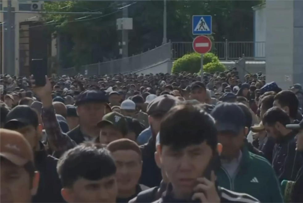 Мусульмане у Соборной мечети в Москве на Курбан-байрам