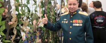 Участник СВО Эльдар Шарипов приглашает москвичей на семейный мастер-класс по созданию маскировочных сетей