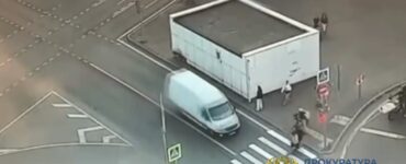 В Москве на улице Берзарина автомобиль сбил двух детей на электросамокате