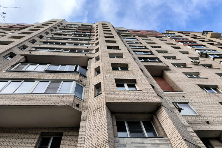 В Москве пятилетний ребенок выпал с девятого этажа и выжил