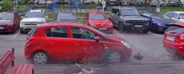 В Подольске дети разбили лобовое стекло авто сброшенным с высоты пакетом с водой