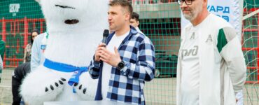 Ветеран боевых действий Эдуард Шонов наградил победителей столичного футбольного турнира «Кубок Героев»  фото