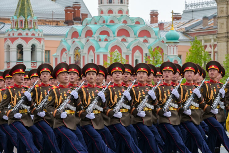 Военные КНДР впервые прошли по брусчатке Красной площади в честь дня Победы