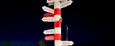 «Афиша» установила в московских парках арт-объекты с указателями на 11 фестивалей