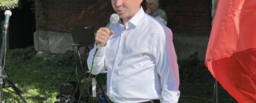 Участник СВО Эльдар Шарипов вручил благодарственные письма педагогам Станции юннатов в Савеловском районе  фото
