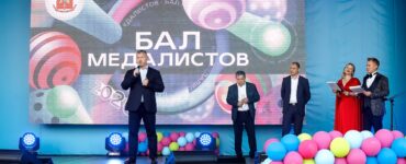 Директор Центра развития Евгений Андриенко напутствовал выпускников-медалистов на балу в Ново-Переделкино  фото