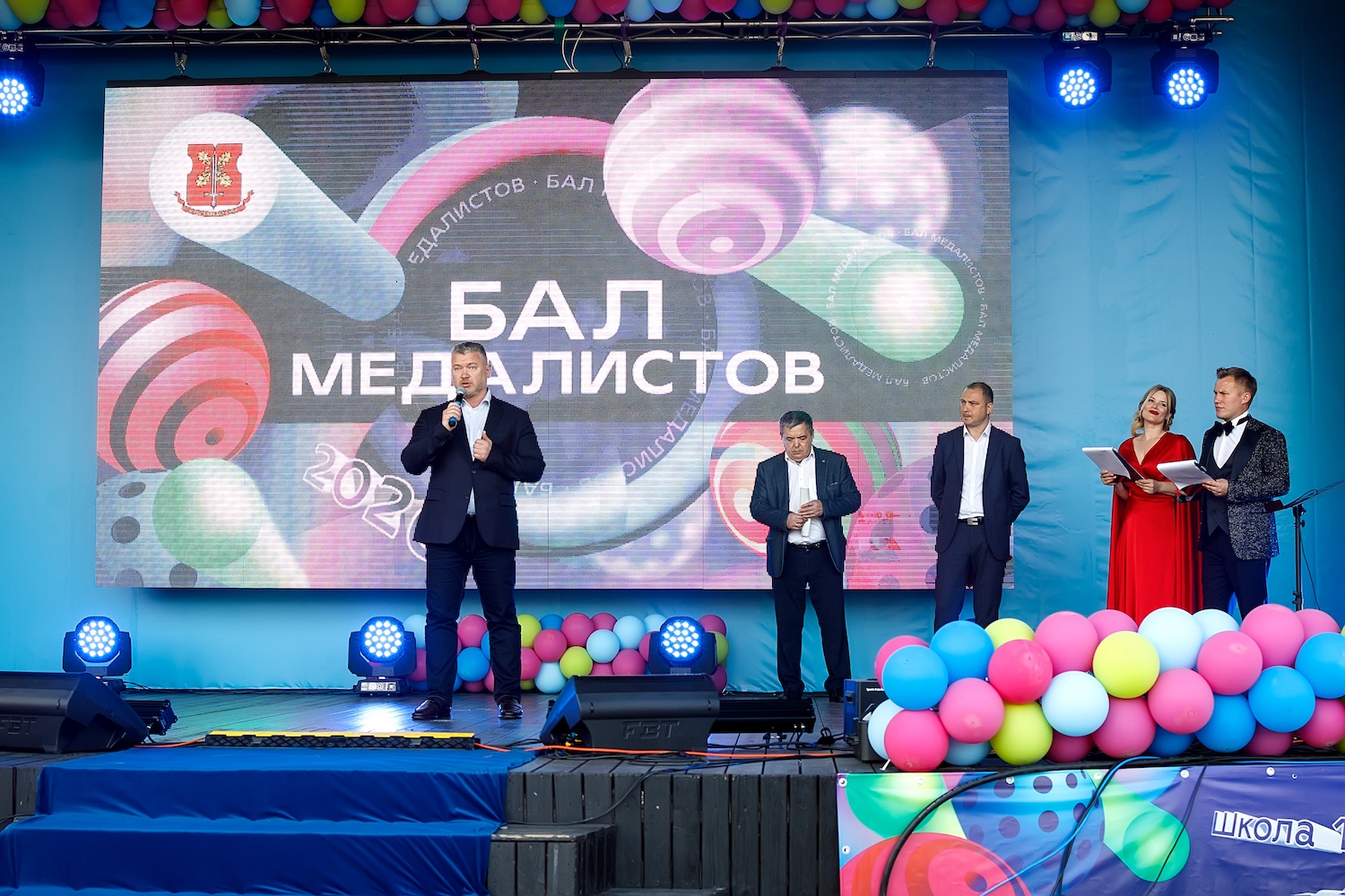Директор Центра развития Евгений Андриенко напутствовал выпускников-медалистов на балу в Ново-Переделкино  фото