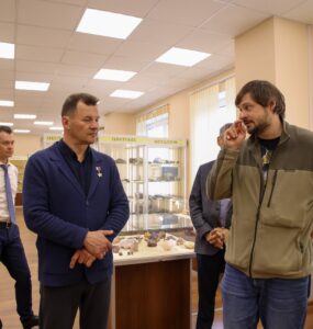 Герой России Роман Романенко обсудил использование космических технологий с сотрудниками института геологоразведки  фото