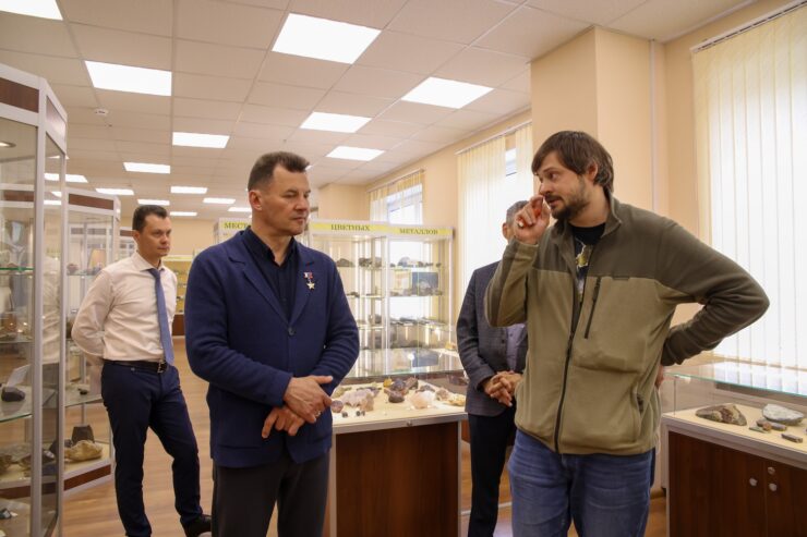 Герой России Роман Романенко обсудил использование космических технологий с сотрудниками института геологоразведки  фото
