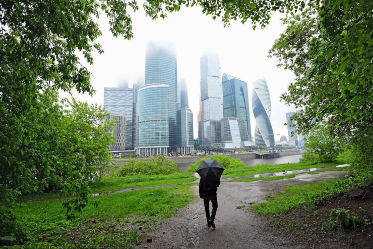Городские службы попросили москвичей не укрываться под деревьями в непогоду 19 июня