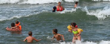 МЧС по Подмосковью: нельзя оставлять ребeнка одного в воде, даже на мелком месте