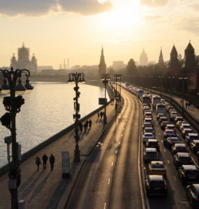 Вид на Москву-реку и дорожное движение у Кремля в вечернее время