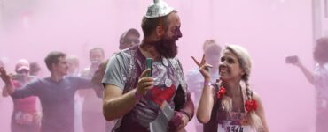 Москвичей позвали побегать и испачкаться на Красочном забеге