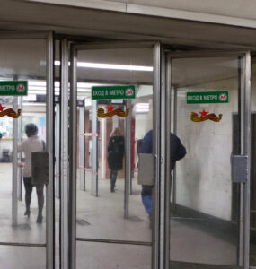 Москвичка, травмированная в метро из-за входной двери, выиграла суд