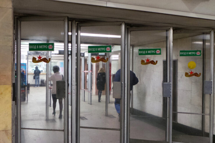 Москвичка, травмированная в метро из-за входной двери, выиграла суд