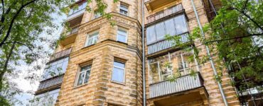 На Большой Филёвской улице обновляют дом в стиле советского неоклассицизма