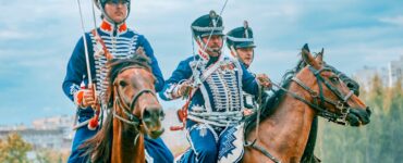 На флагманских площадках фестиваля «Времена и эпохи» идут масштабные реконструкции исторических сражений