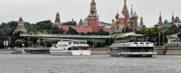 Спасатели помогли выбраться упавшему в Москву-реку мужчине