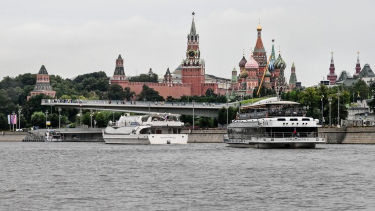 Спасатели помогли выбраться упавшему в Москву-реку мужчине