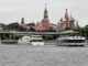 Спасатели помогли выбраться упавшему в Москву-реку мужчине