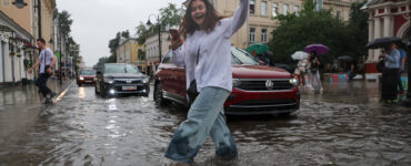 Урожаева: В Москве фиксируются тропические ливни и повышается ветровая нагрузка
