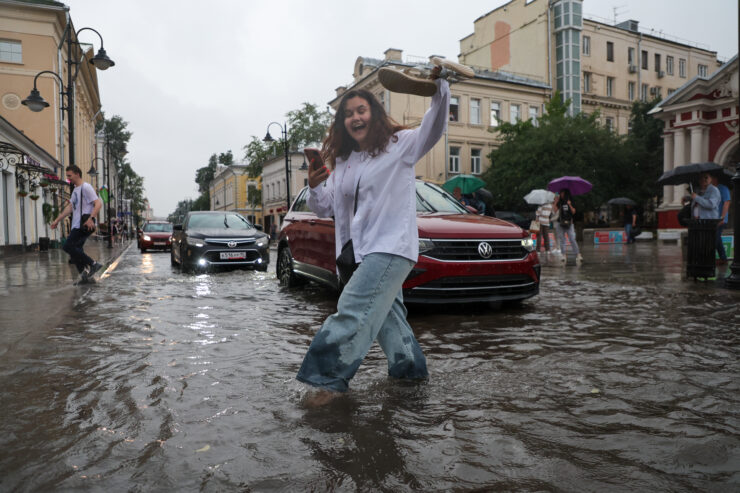 Урожаева: В Москве фиксируются тропические ливни и повышается ветровая нагрузка